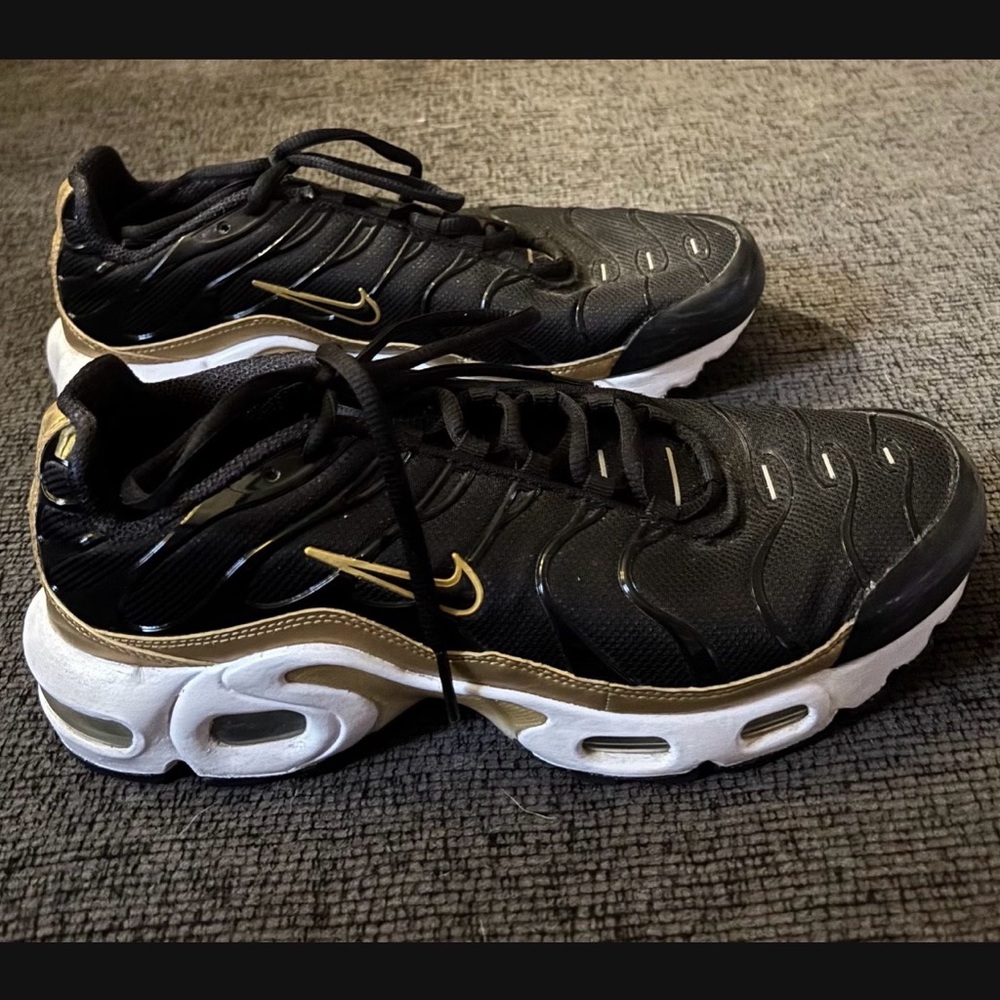 Nike Air Max Plus Sneakers Black & Gold Sz 7Y W sz 8.5 & M Sz 7 (Unisex)